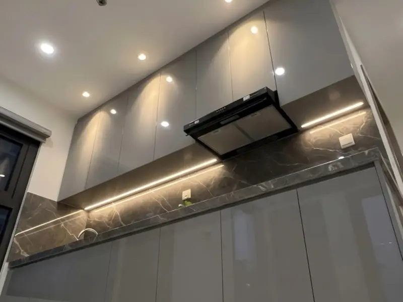 Tủ bếp inox 304 nhà chị Quỳnh – Thạch Bàn, Long Biên: acrylic xám bóng gương