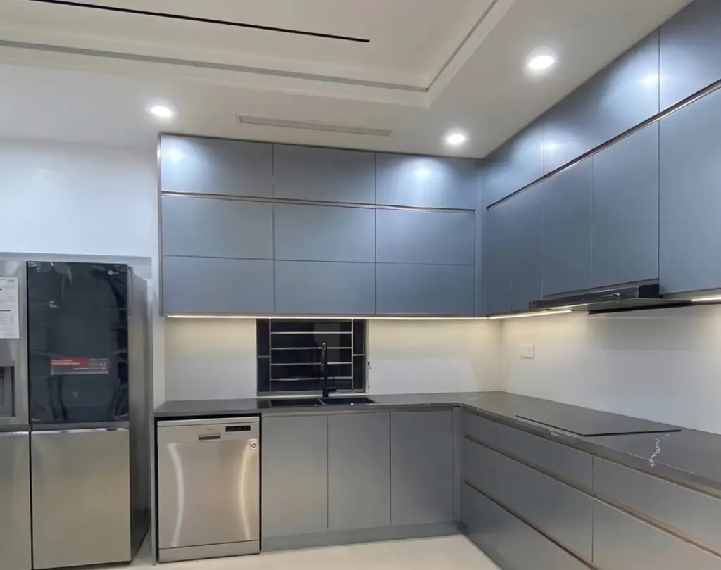 Ảnh thực tế – tủ bếp inox 304 chữ L cánh kính nhám xám xanh, tủ trên kịch trần, máy rửa bát âm tủ