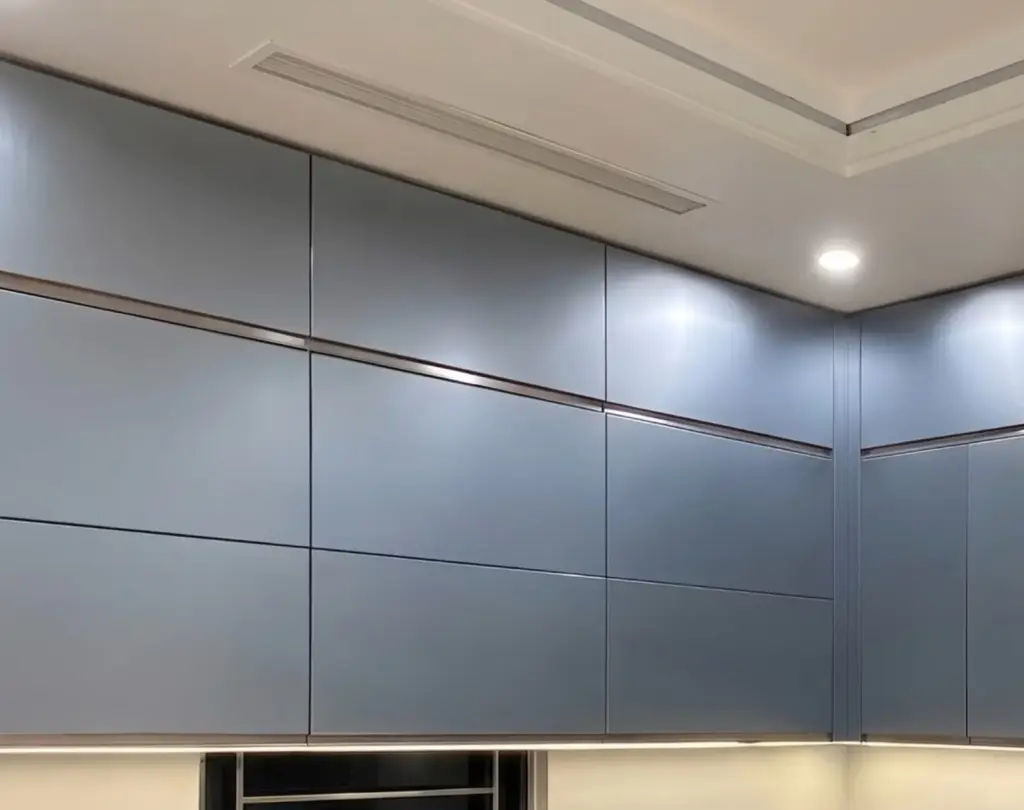 Ảnh thực tế – tủ trên cánh kính nhám xám xanh viền inox chạy sát trần