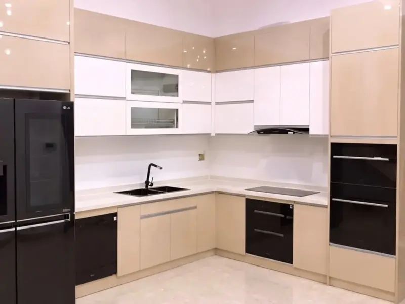 Tủ bếp inox 304 nhà chị Yến – Mê Linh: cánh acrylic bóng gương be – trắng