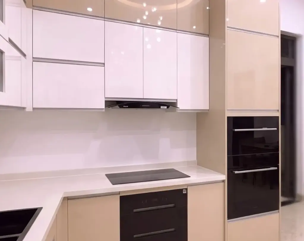 Ảnh thực tế – tủ bếp chữ L thùng inox 304, cánh acrylic bóng gương be – trắng