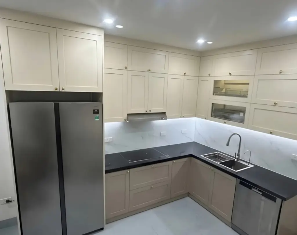 Tủ bếp inox 304 chữ L cánh sơn màu kem – nhà anh Thanh, Nghĩa Đô, Hà Nội