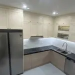 Tủ bếp inox 304 chữ L cánh sơn màu kem – nhà anh Thanh, Nghĩa Đô, Hà Nội