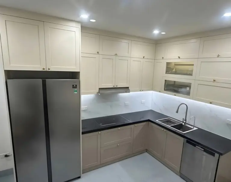Tủ bếp inox 304 chữ L cánh sơn màu kem – nhà anh Thanh, Nghĩa Đô, Hà Nội