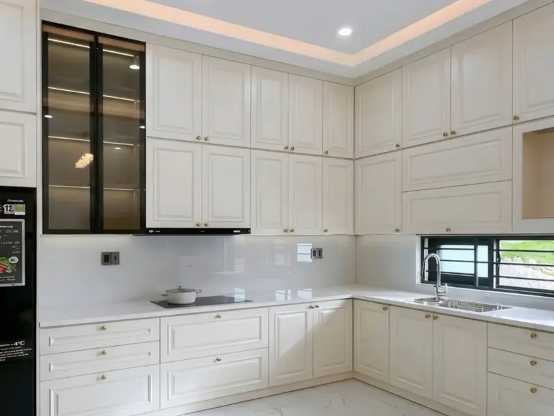 Tủ bếp inox 304 nhà em Hậu – Ba Vì: tân cổ điển trắng kem, núm đồng