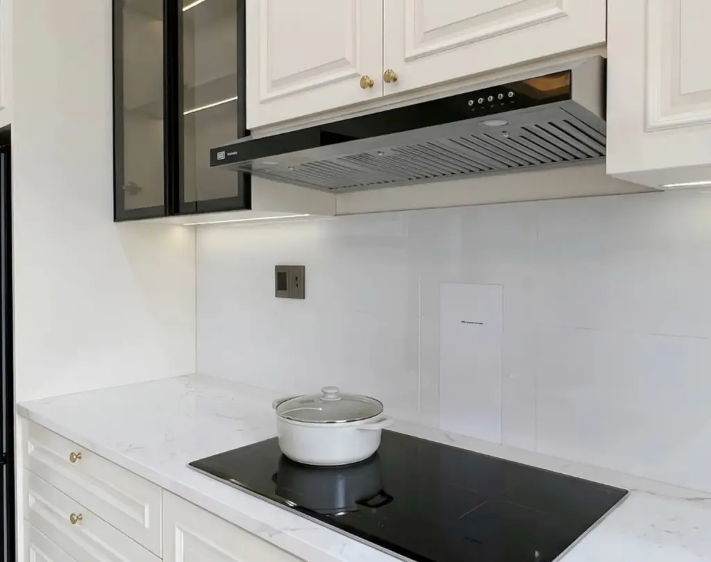 Ảnh thực tế – bếp từ kính đen trên mặt đá trắng vân mây, máy hút mùi inox