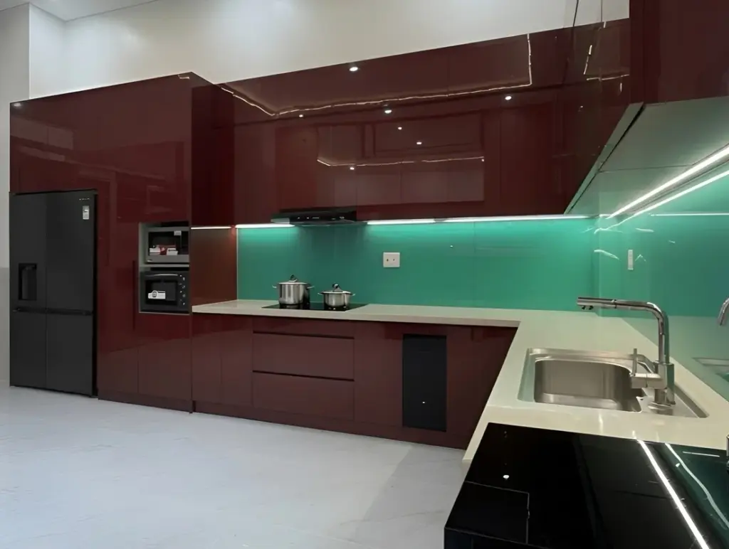 Ảnh thực tế – góc chậu rửa, cánh acrylic đỏ, ốp kính xanh có đèn