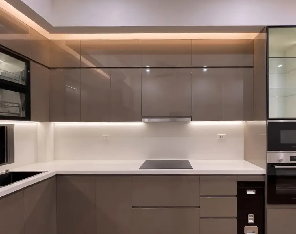 Ảnh thực tế – tủ bếp acrylic nâu xám bóng gương, mặt đá trắng, nhà anh Phúc, Mê Linh