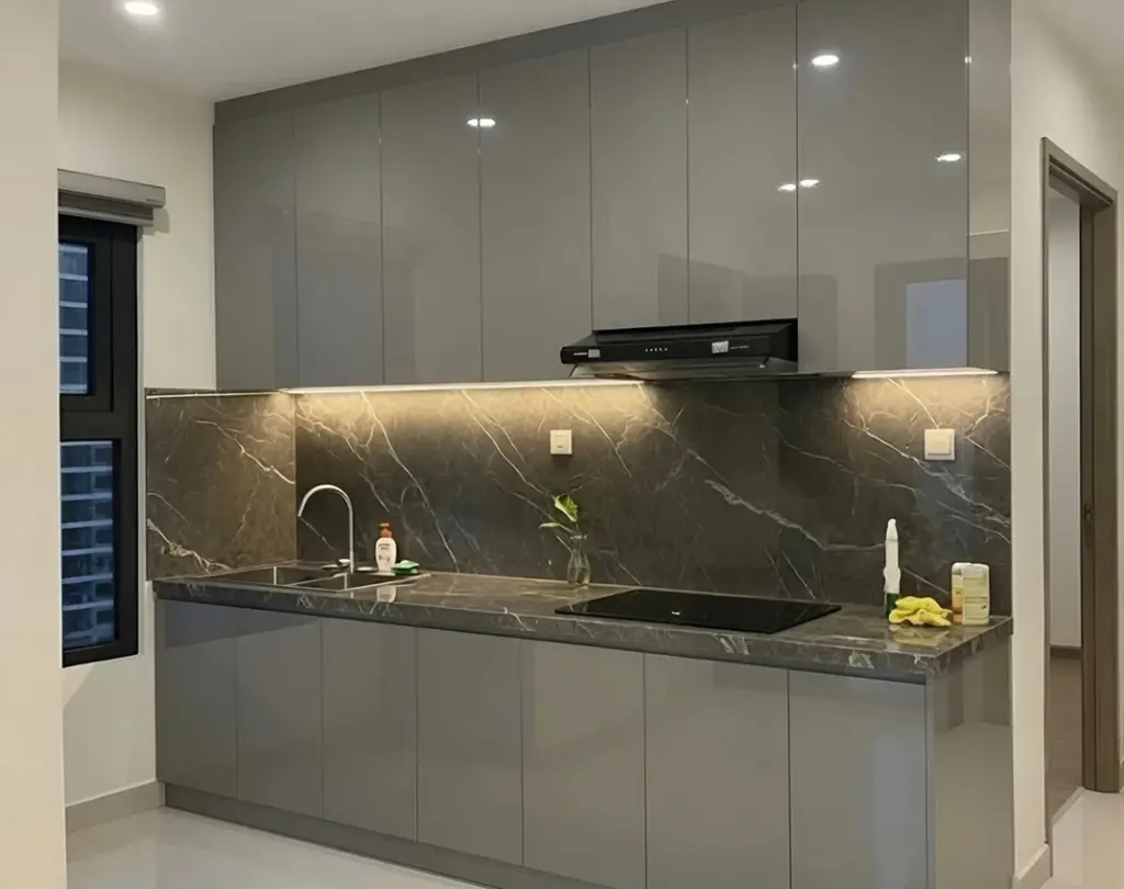 Ảnh thực tế – tủ bếp inox cánh acrylic xám bóng gương không tay nắm, nhà chị Quỳnh, Thạch Bàn