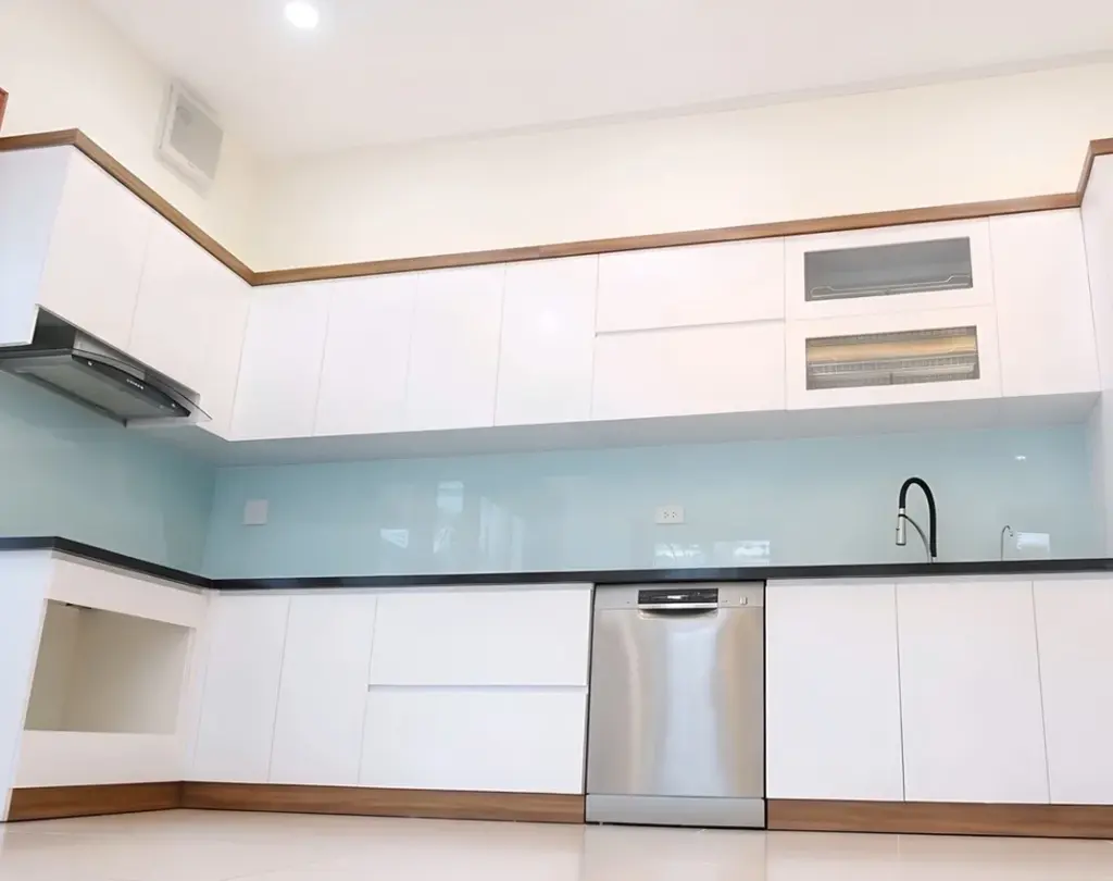Ảnh thực tế – tủ bếp inox cánh gỗ nhựa phủ Melamine trắng, kính ốp xanh nhạt, nhà anh Tú, Ứng Hòa