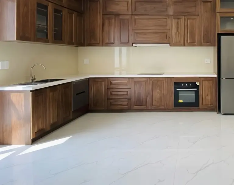 Ảnh thực tế – tủ bếp inox chữ L cánh gỗ óc chó tự nhiên pano chỉ nổi, nhà anh Tuấn, Đông Anh