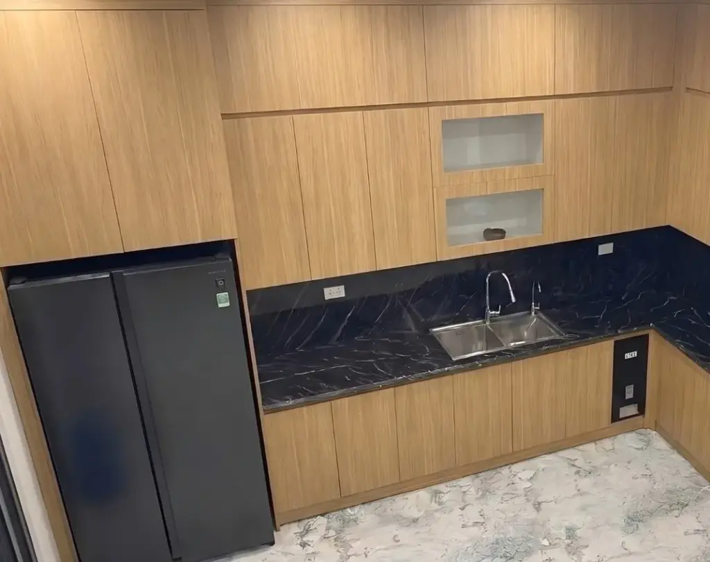 Ảnh thực tế – tủ bếp inox cánh gỗ sáng kịch trần, ốp đá đen vân vàng, nhà chị Hương, Hoài Đức