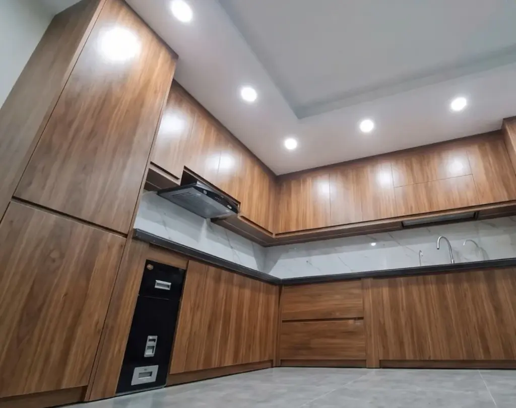Ảnh thực tế – tủ bếp inox cánh MDF phủ Melamine vân gỗ nâu kịch trần, nhà chú Tài, Từ Sơn