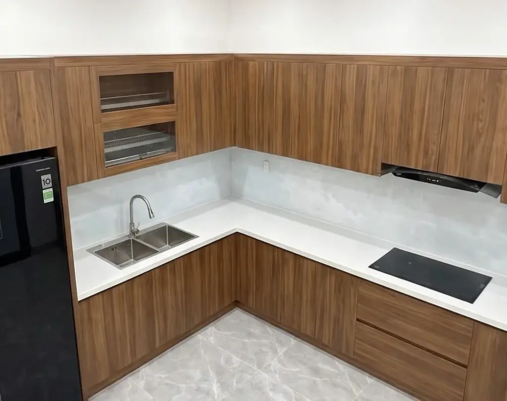 Ảnh thực tế – tủ bếp inox cánh MDF phủ Melamine vân óc chó, mặt đá trắng, nhà anh Quang, Hoàn Kiếm