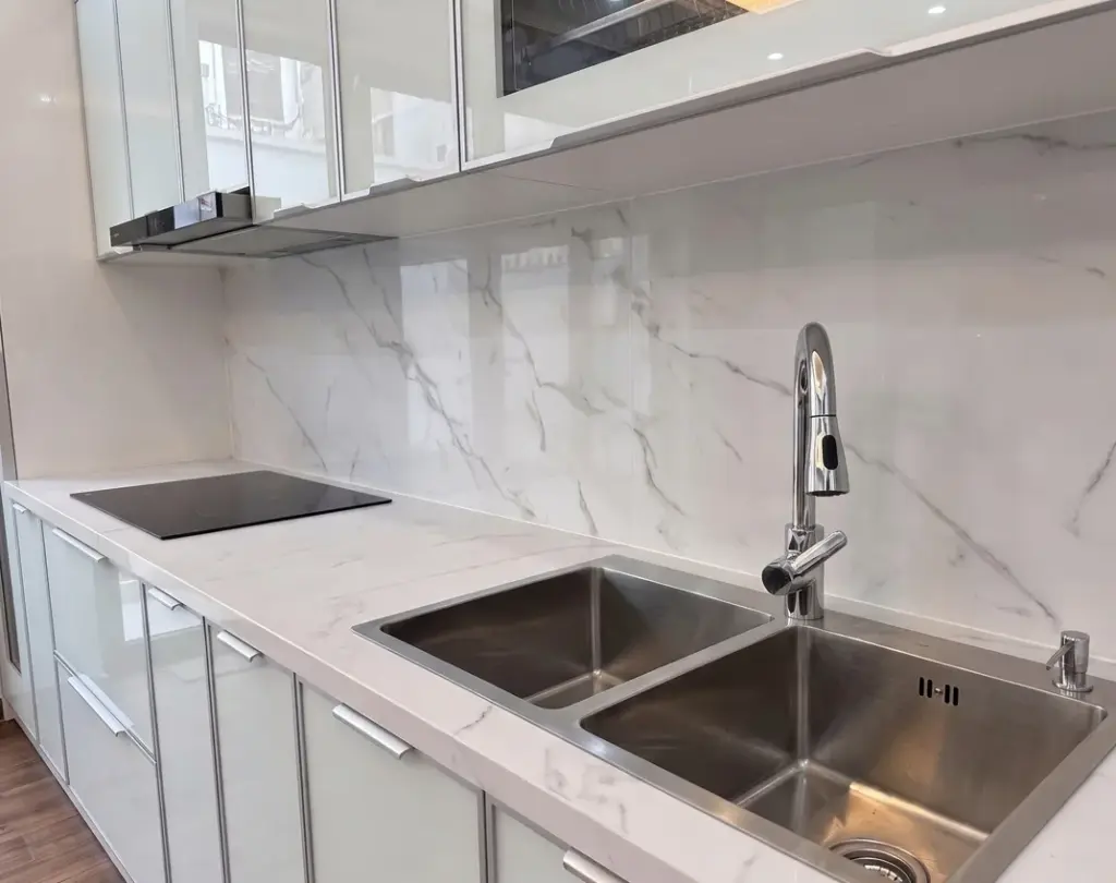 Ảnh thực tế – chậu đôi inox, mặt đá trắng vân mây, cánh kính khung nhôm