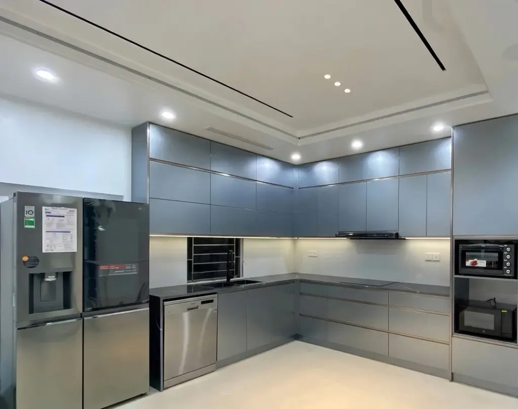 Ảnh thực tế – tủ bếp inox chữ L cánh kính nhám xám xanh viền inox, nhà chị Trâm, Tây Hồ