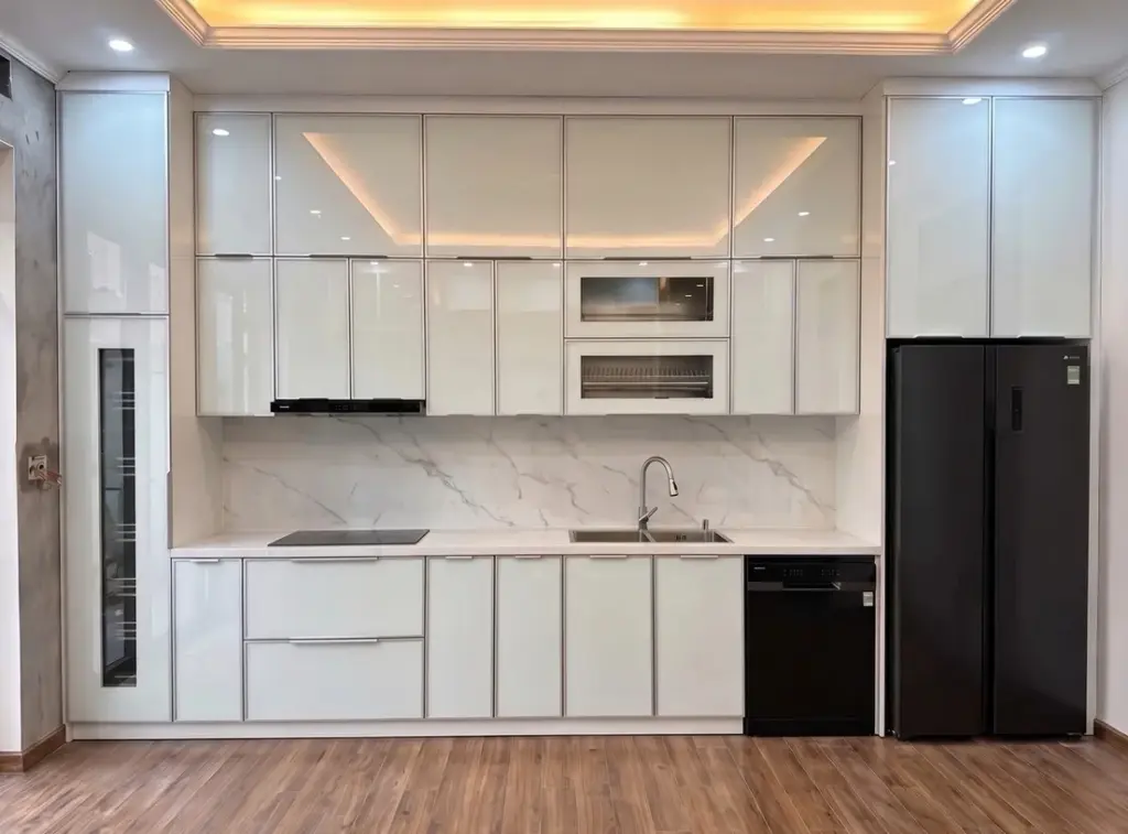 Ảnh thực tế – tủ bếp inox cánh kính khung nhôm trắng kem, hốc tủ lạnh, nhà chú Thắng, Hoàn Kiếm