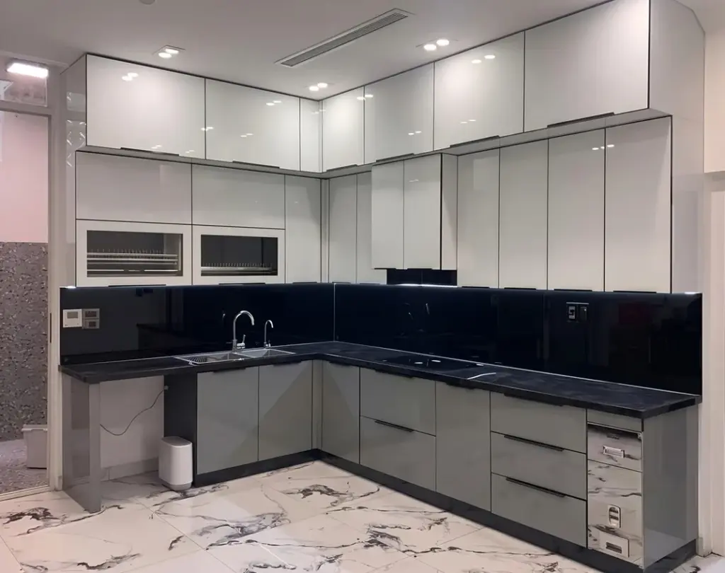 Ảnh thực tế – tủ bếp inox chữ L tủ trên kính trắng, tủ dưới kính xám, nhà chị Như, Hoàn Kiếm
