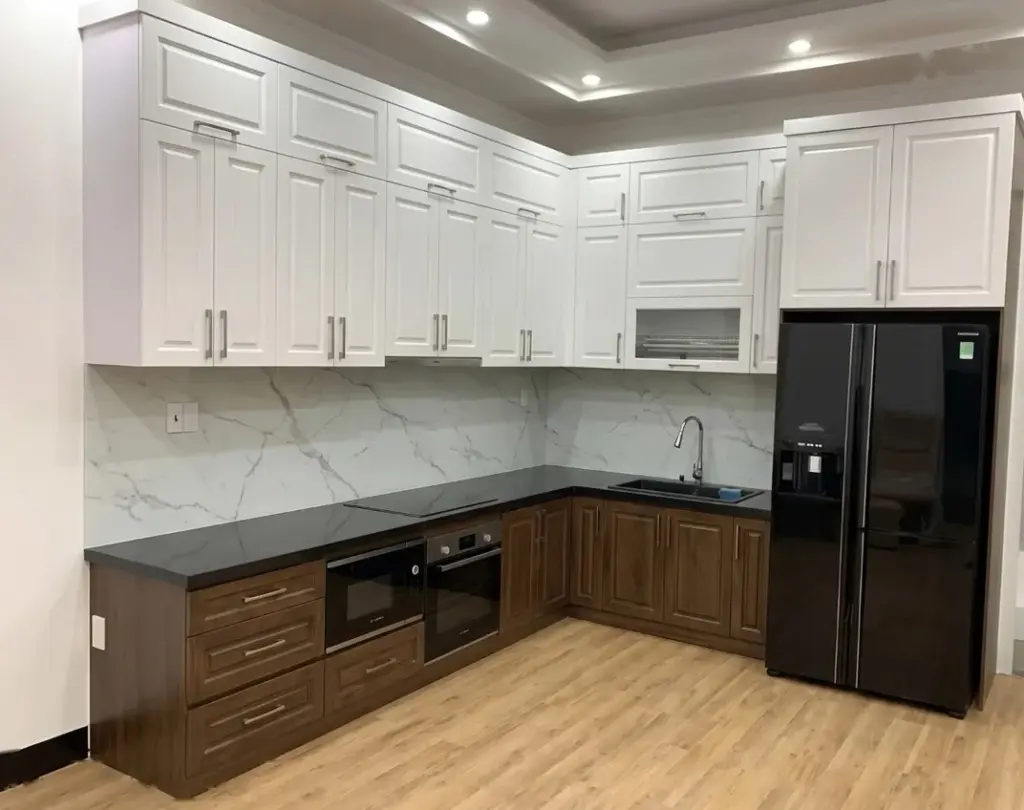 Ảnh thực tế – tủ bếp inox tân cổ điển tủ trên pano trắng, tủ dưới nâu gỗ, nhà chị Dung, Ba Đình