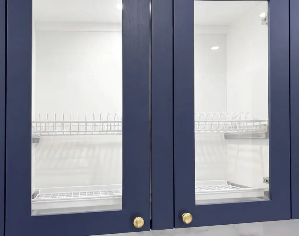 Ảnh thực tế – tủ kính để bát cánh khung navy, giá bát inox bên trong