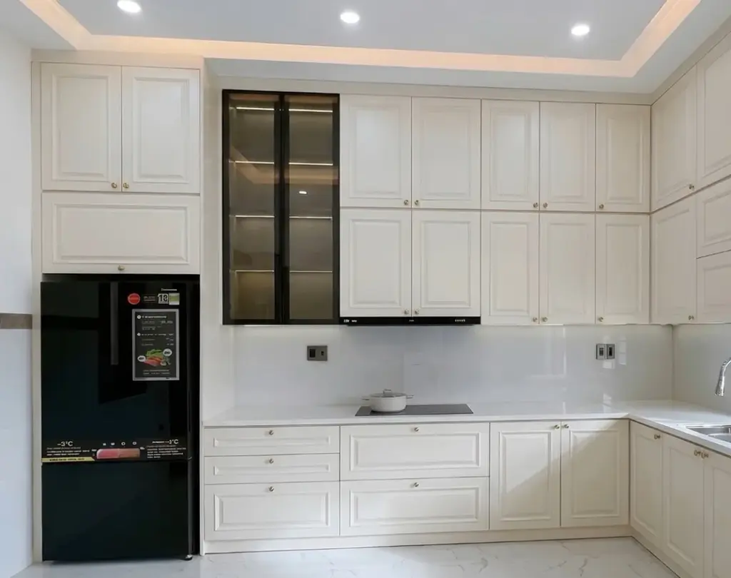Ảnh thực tế – tủ kính khung đen có đèn, tủ trên kịch trần cánh phào chỉ kem