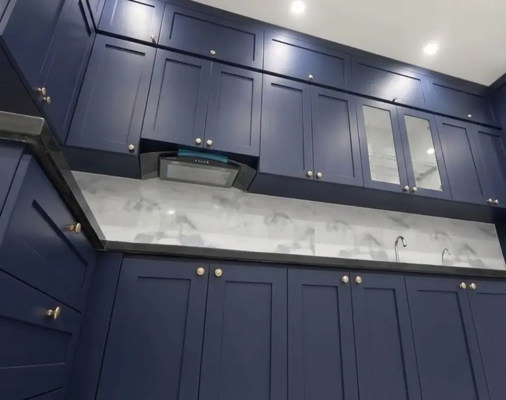 Ảnh thực tế – tủ bếp inox tân cổ điển cánh khung nổi xanh navy, nhà chú Việt, Phúc Thọ
