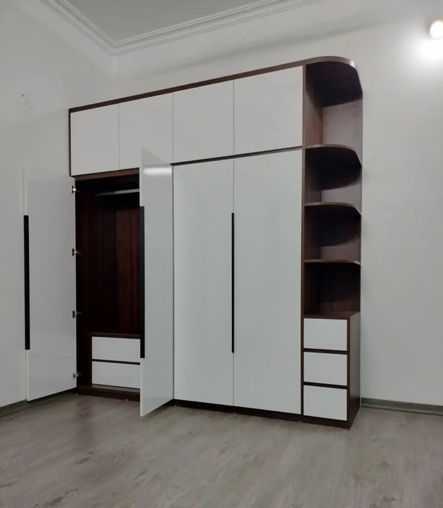 Ảnh thực tế – tủ quần áo mở cánh: khoang treo lót vân gỗ tối, ngăn kéo phía dưới, ô chăn màn phía trên
