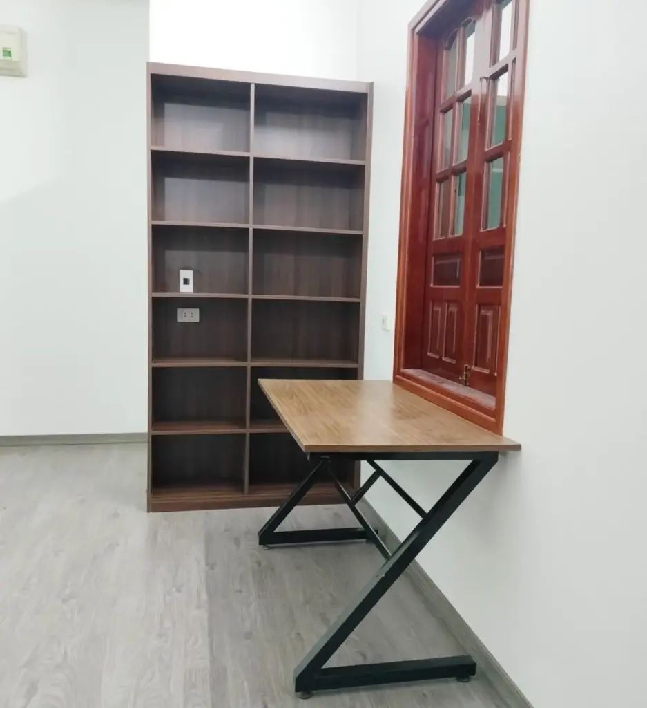 Ảnh thực tế – kệ sách đứng và bàn chân sắt chữ Z