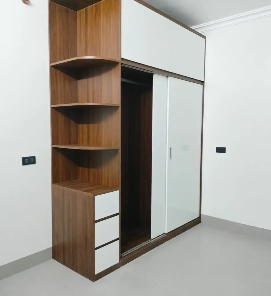Ảnh thực tế – tủ quần áo cánh lùa kết hợp kệ góc vân óc chó