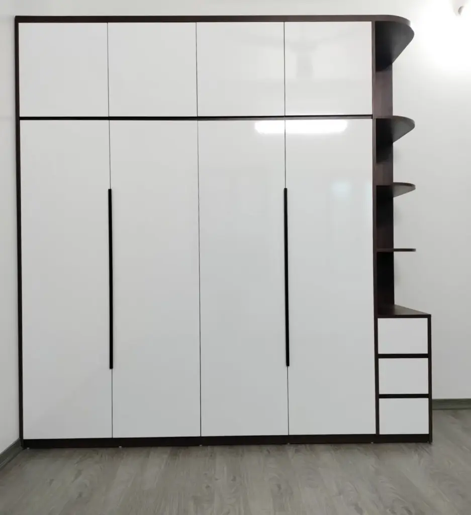 Ảnh thực tế – tủ quần áo cánh trắng bóng tay nắm thanh đen, kệ cong đầu tủ