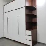Ảnh thực tế – tủ quần áo kịch trần cánh trắng, kệ góc bo cong vân óc chó, ba ngăn kéo