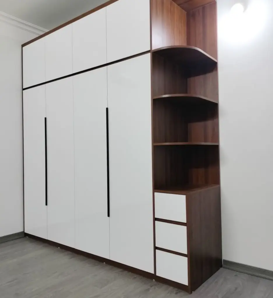 Ảnh thực tế – tủ quần áo kịch trần cánh trắng, kệ góc bo cong vân óc chó, ba ngăn kéo