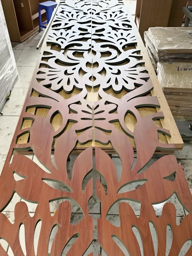Tấm lam hoa văn cắt CNC tại xưởng sản xuất nội thất An Thịnh, Phúc Thịnh