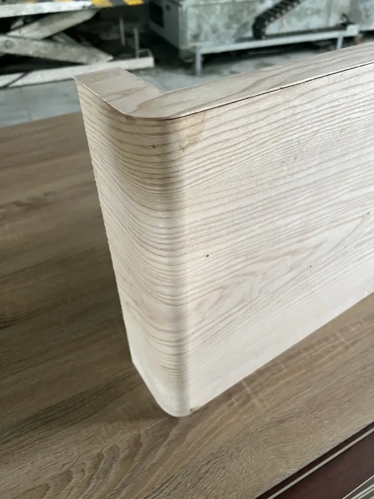 Chi tiết gỗ uốn cong hoàn thiện bề mặt tại xưởng
