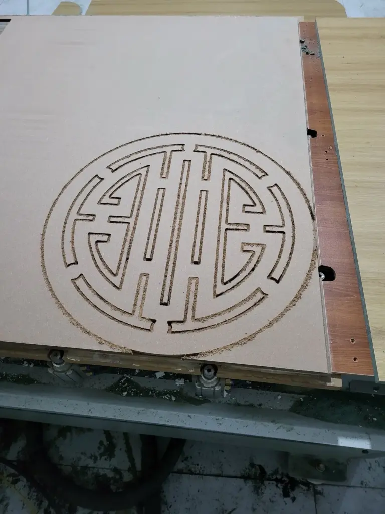 Tấm ván chạm CNC hoa văn chữ Thọ