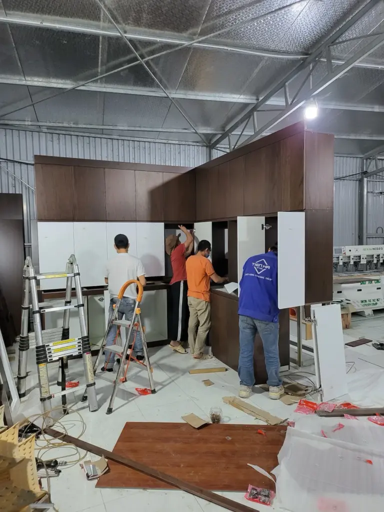Thợ An Thịnh lắp ráp tủ tại xưởng trước khi vận chuyển